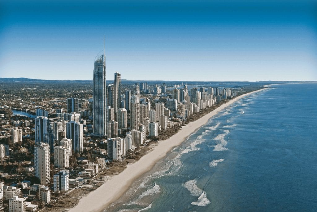 Photographie aérienne de Surfers Paradise, sur la Gold Coast, à découvrir en voyage linguistique Australie