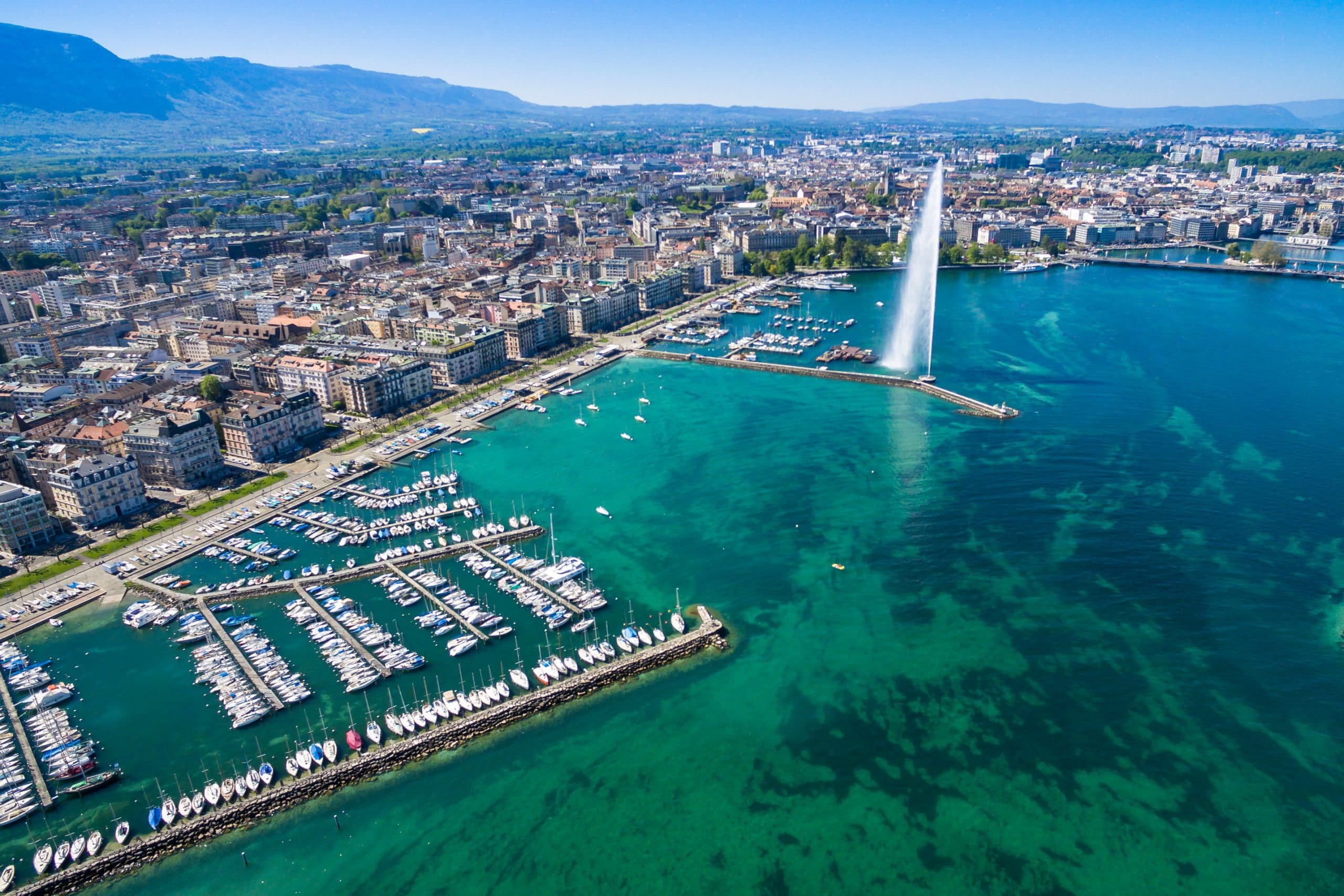Vue aérienne de Genève et de son jet d'eau emblématique, à découvrir lors de votre séjour linguistique en Suisse