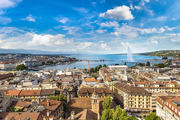 Vue de Genève avec le lac Léman en arrière plan et son jet d'eau.