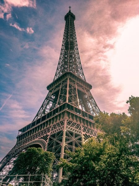 Vue de la Tour eiffel depuis le pied de l'édifice parisien