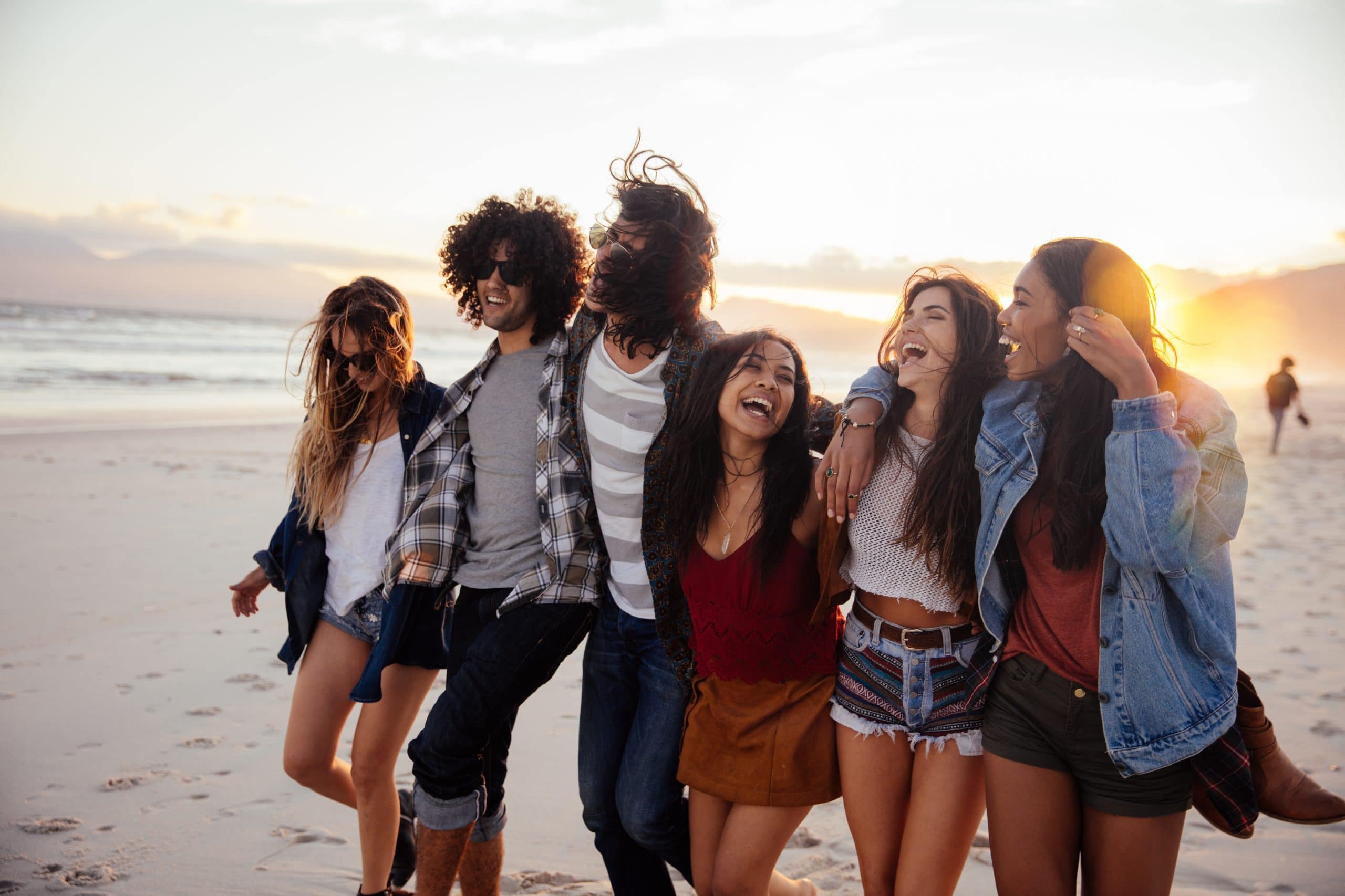 Etudiants internationaux se promenant sur la plage durant leur séjour linguistique