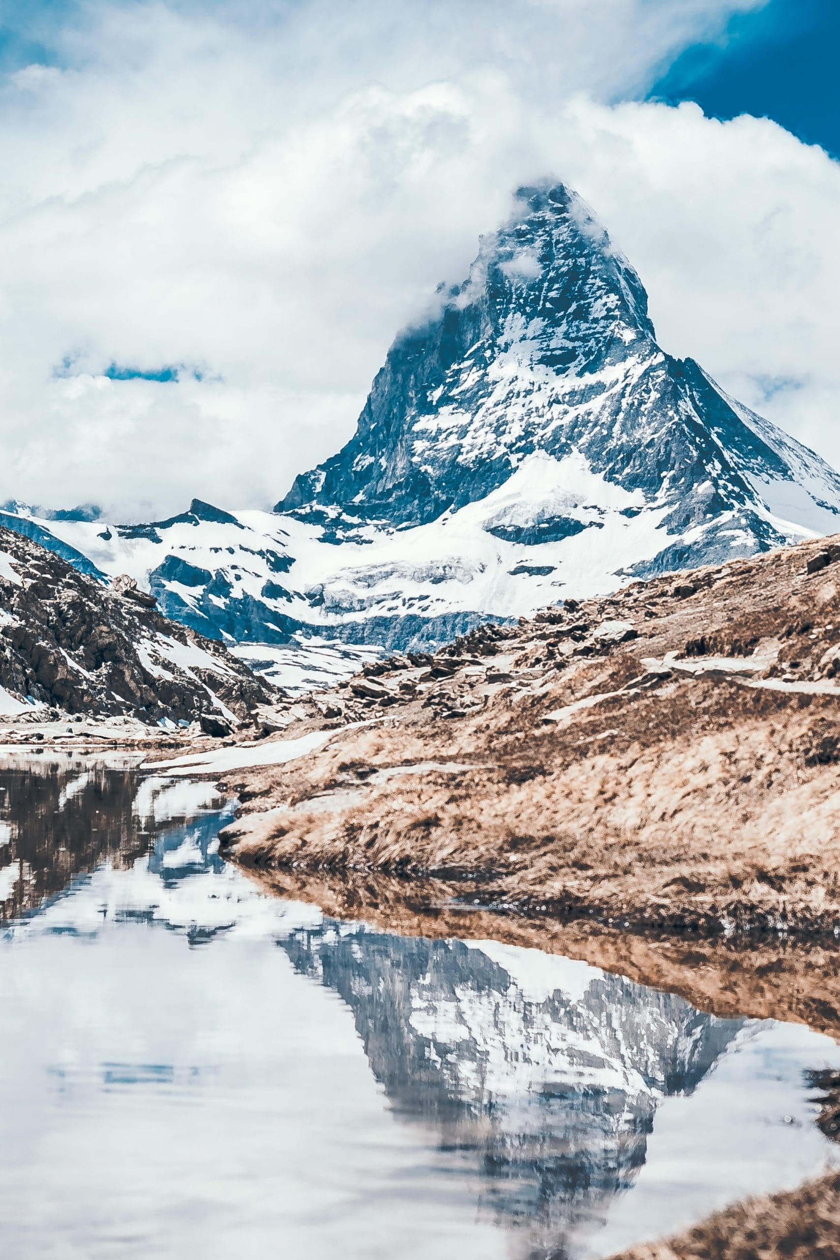 Mont Cervin enneigé, paysage emblématique de la Suisse