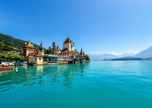 Vue incroyable entre lac et ciel bleu avec maison atypique Suisse