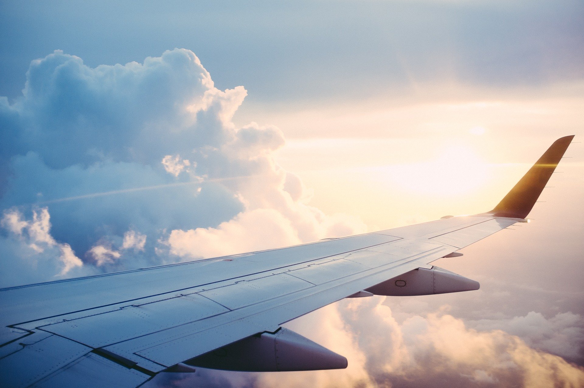 Image représentant une aile d'avion en train de voler