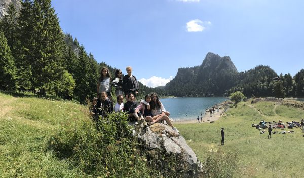 Photo de jeunes devant un lac au Camp de vacances en Suisse Verbier