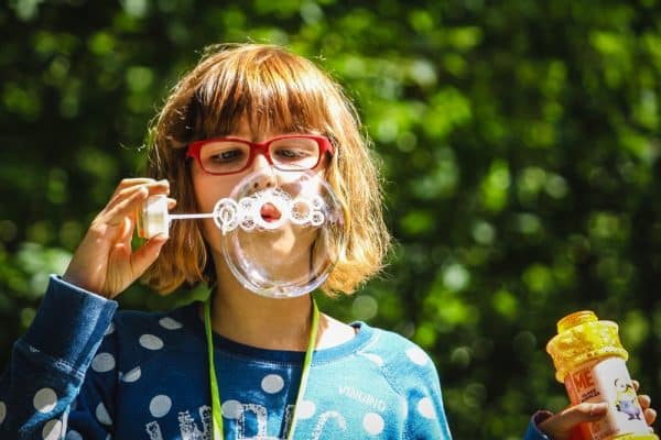 Enfant jouant avec un jouet à faire des bulles