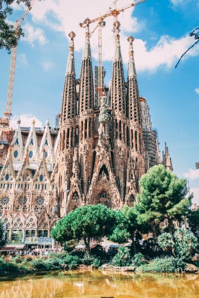 Aux pieds de la Sagrada Familia à Barcelone