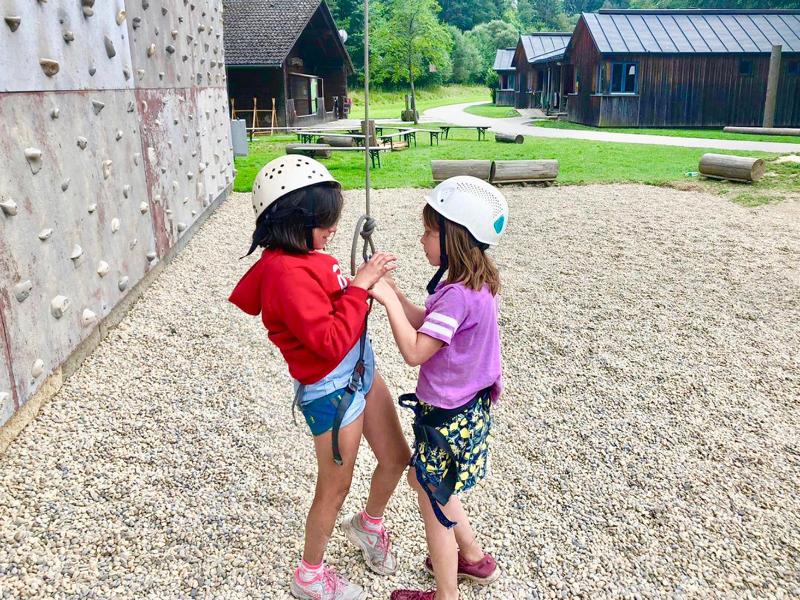 enfants pratiquant l'escalade durant leur summer camp en Allemagne