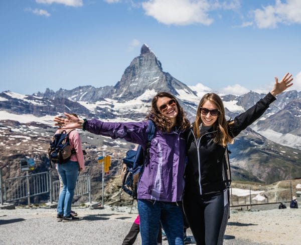 Deux jeunes femmes en excursion devant les montagnes suisses