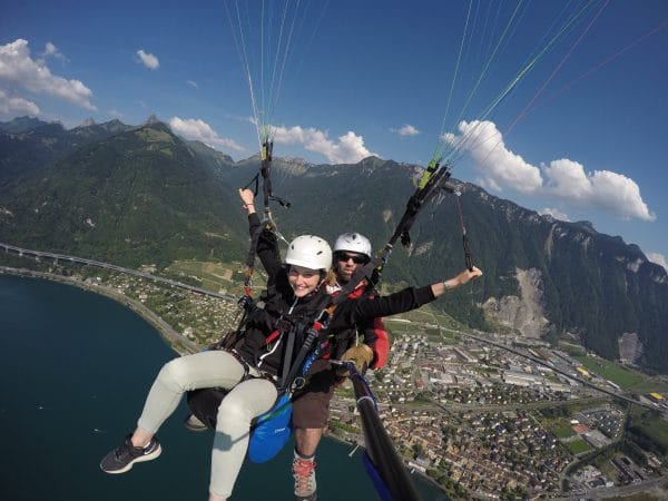 Saut en parachute au milieu des montagnes