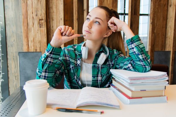 jeune étudiante en pleine apprentissage de la langue