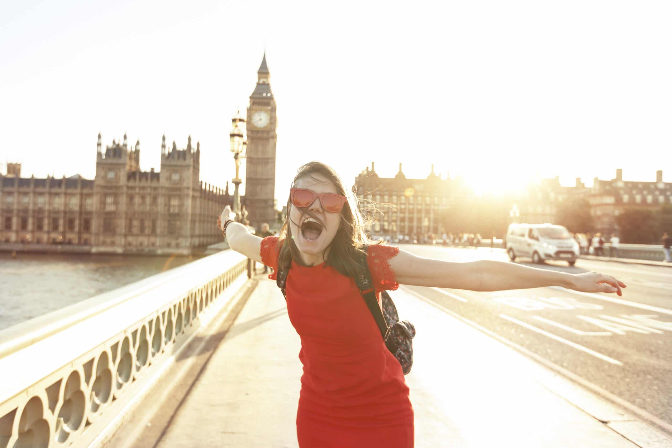 Jeune fille heureuse sur le pont de Westminster Bridge au crépuscule