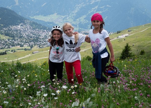 Trois enfants au Camp de vacances d'été en Suisse à Verbier