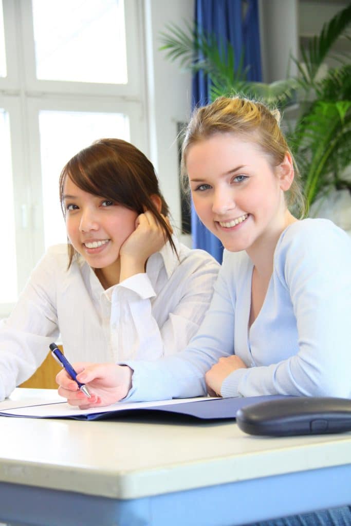adolescentes en cours de langue durant leur séjour linguistique