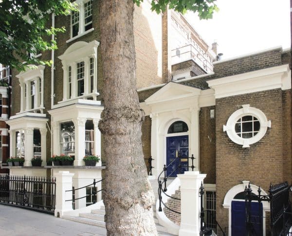 Façade de style victorien de l'école de langue pour professionnels dans le borough de Kensington à Londres