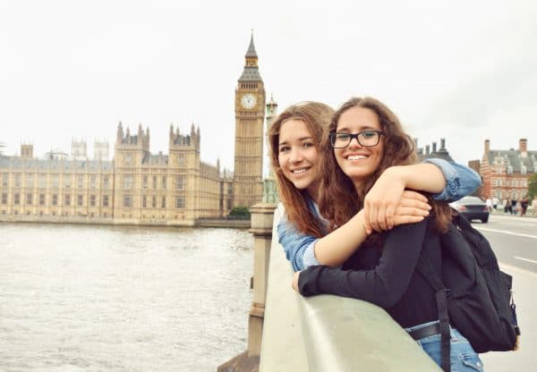 Jeunes filles posant sur Westminster Bridge, devant Big Ben, en séjour linguistique en Grande-Bretagne