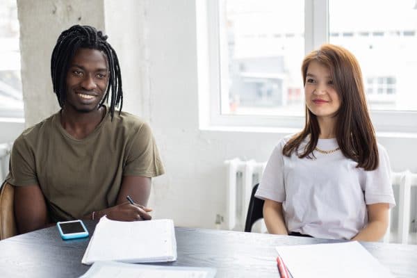 étudiants et adultes en cours de langue durant leur séjour linguistique britannique