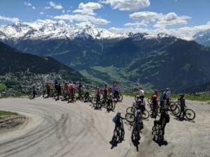 Des jeunes pratiquant du sport en plein air lors de leur séjour linguistique en Suisse