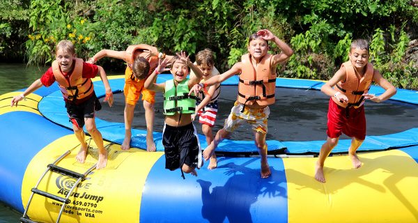 enfants sur un trampoline aquatique durant un séjour en summer camp aux USA
