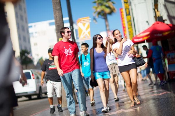 Etudiants et adultes se promenant dans les rues de Santa Monica à Los Angeles