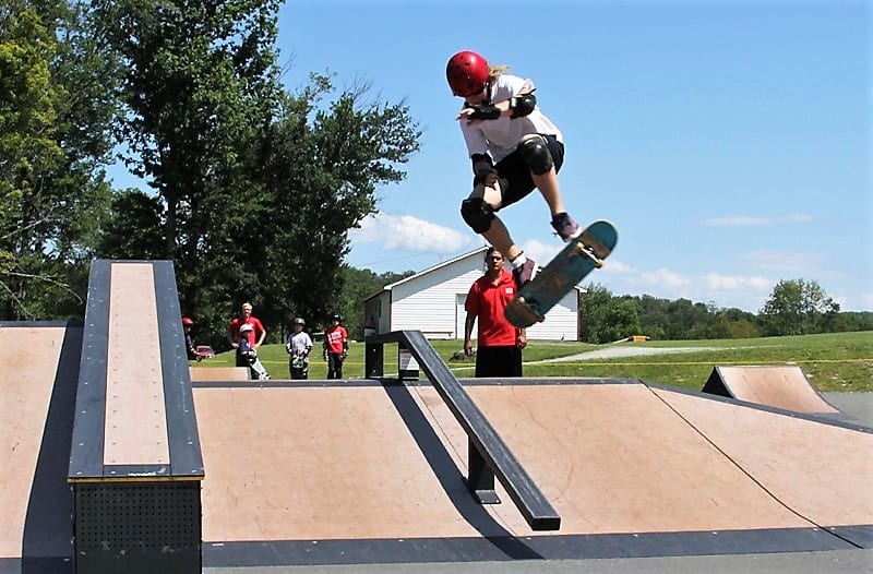 Jeunes profitant d'une activité skateboard durant leur summer camp aux USA