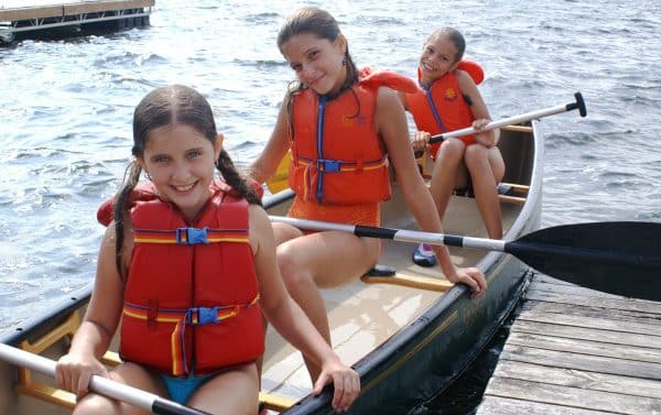 Trois jeunes filles ravies de leur activité canoë durant leur séjour linguistique au canada