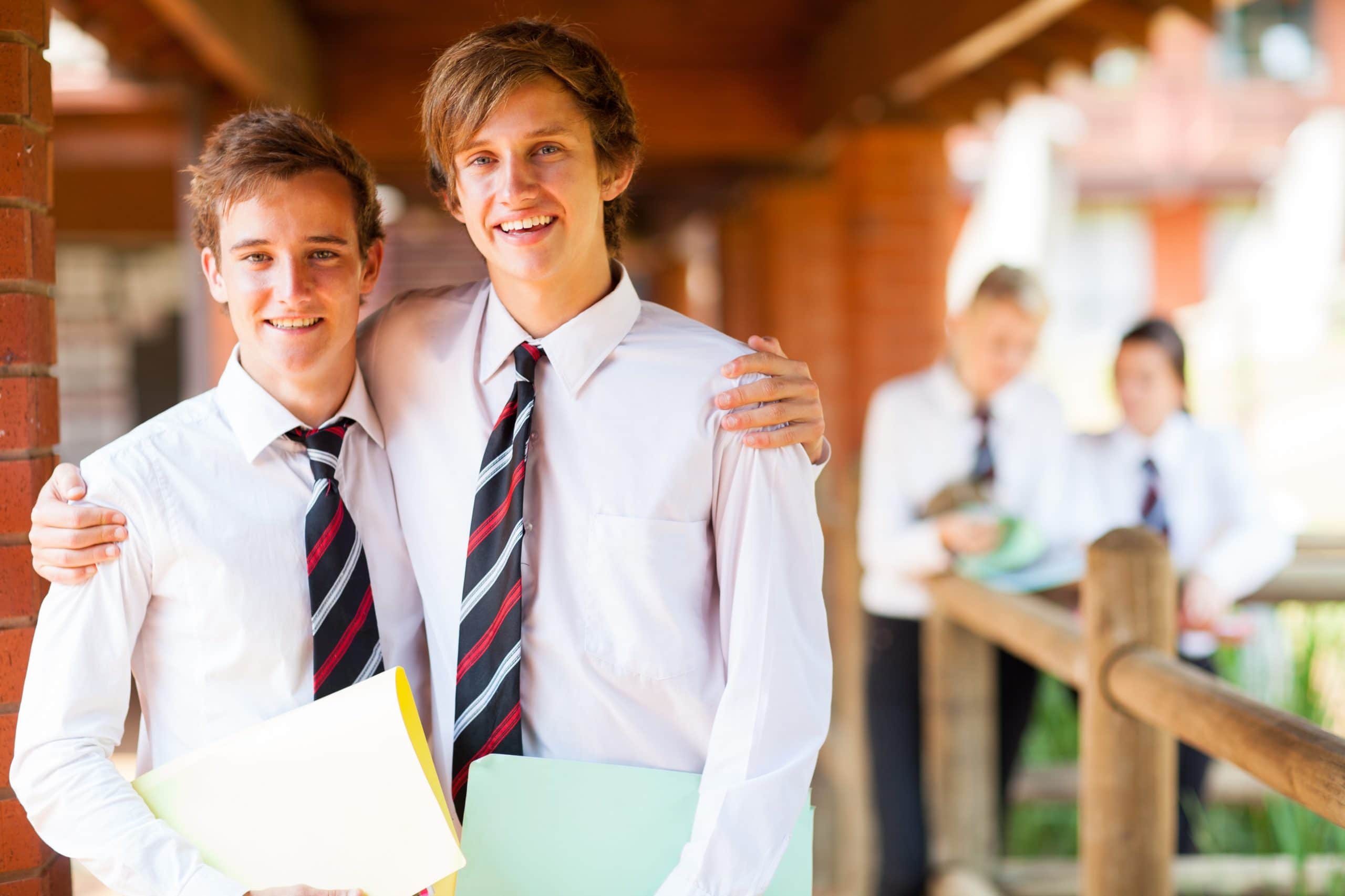 Deux élèves portant l'uniforme de leur école durant leur année scolaire en Irlande