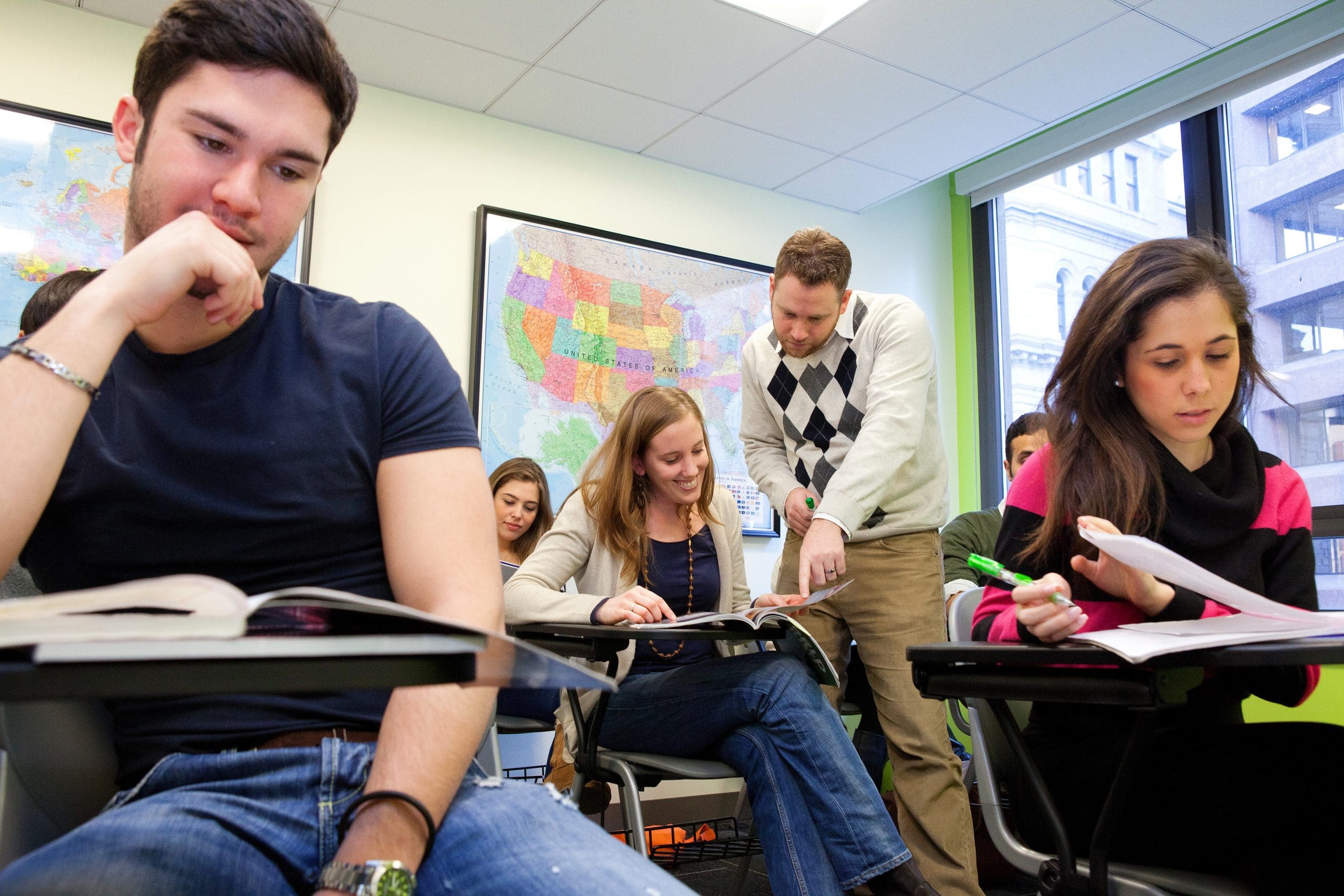 Petite classe d'étudiants en cours d'anglais durant leur séjour linguistique aux USA