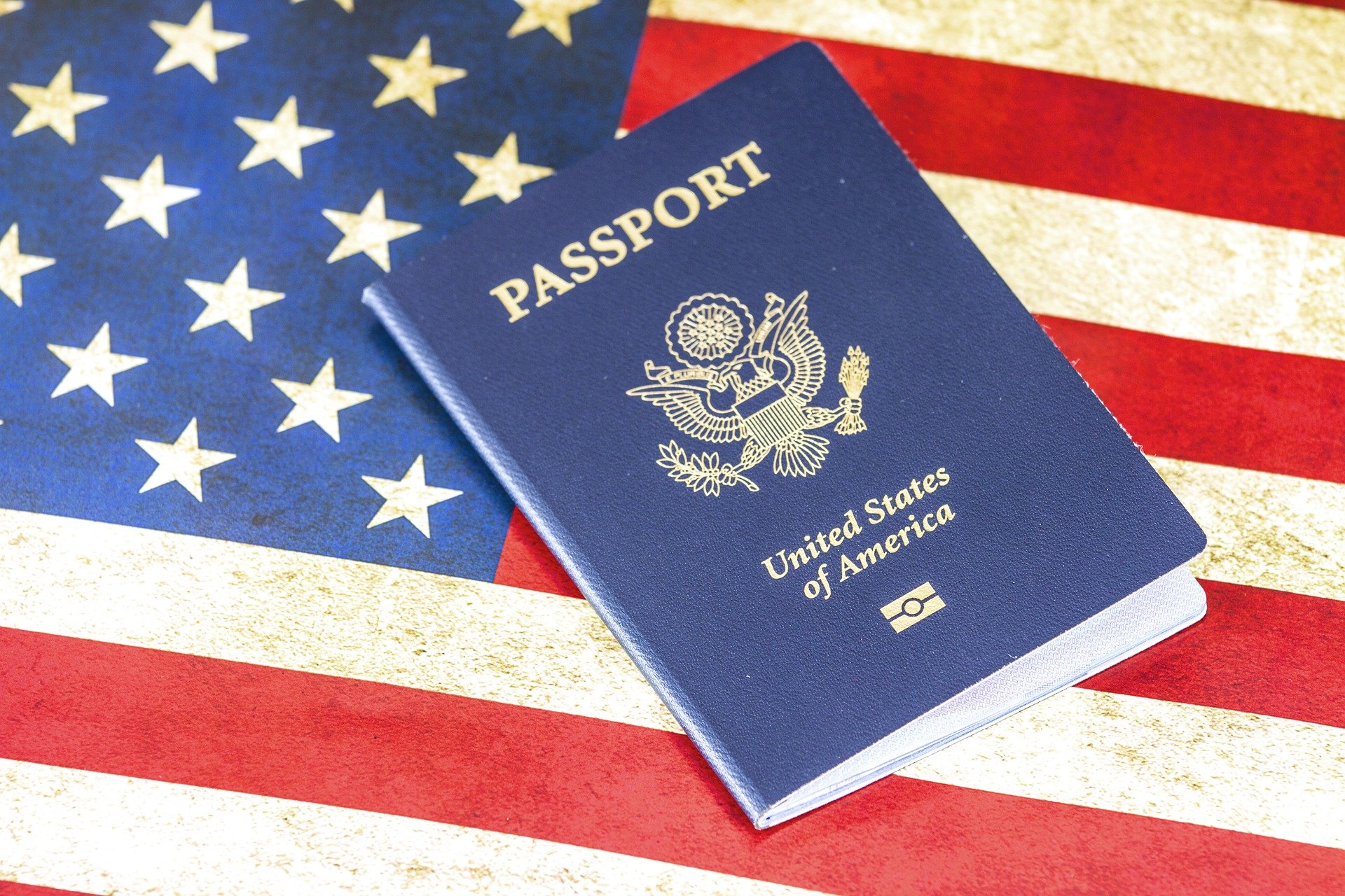Passeport américain et drapeau américain