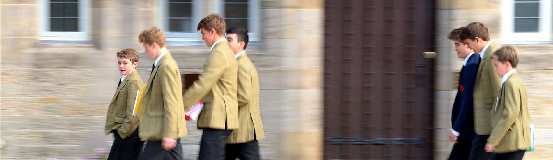 Elèves anglais en uniforme déambulant sur le campus de leur collège anglais