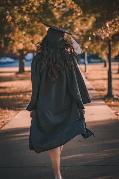 Etudiante vêtue de son uniforme de diplômée