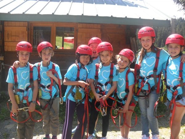 Jeunes enfants prêts pour une activité canyoning durant leur séjour linguistique