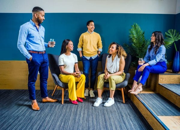 Groupe de jeunes professionnels en séjour linguistique
