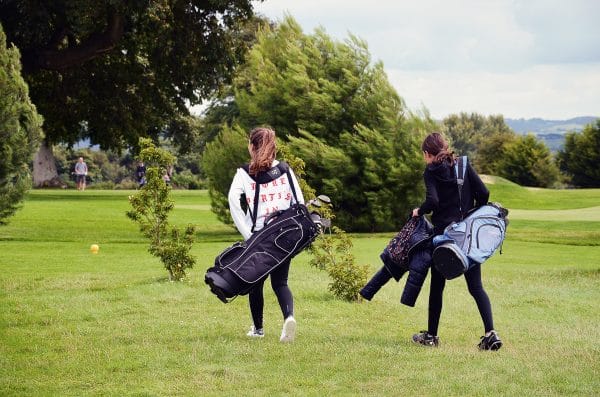adolescents en activité golf lors d'un séjour linguistique