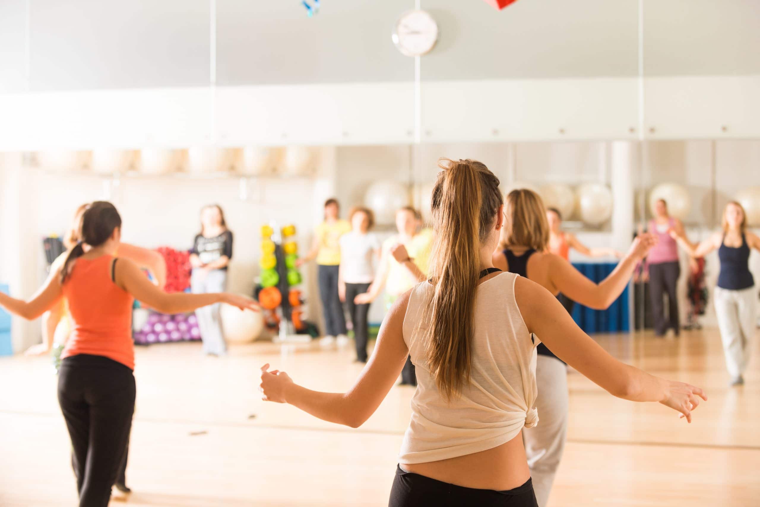 adolescents en cours de danse en séjour linguistique