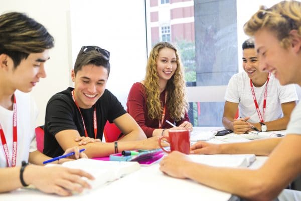 étudiants en cours de langue durant leur séjour en école de langue