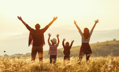 Famille devant un coucher de soleil