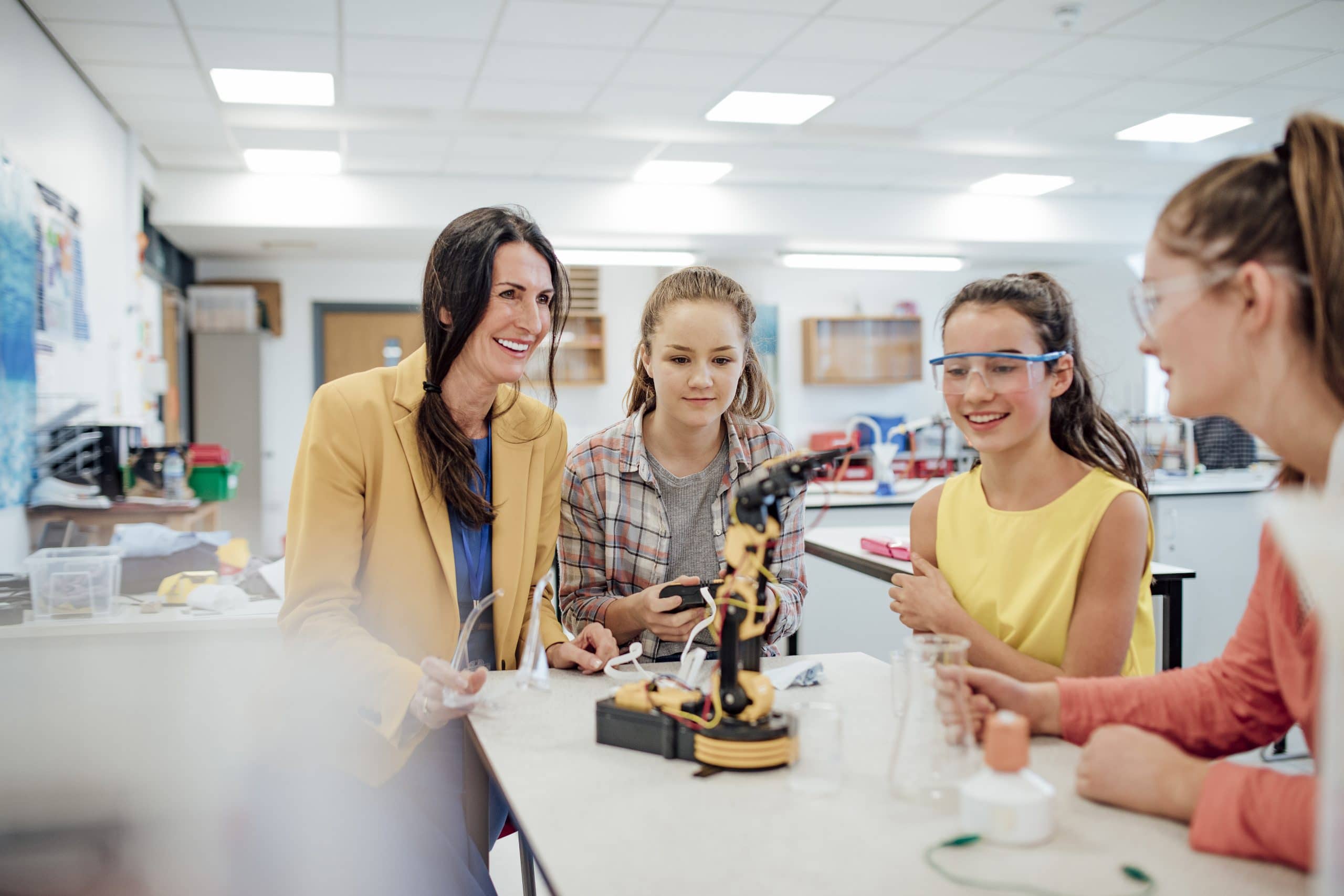 Adolescents prenant part à un cours de technologie durant leur séjour linguistique