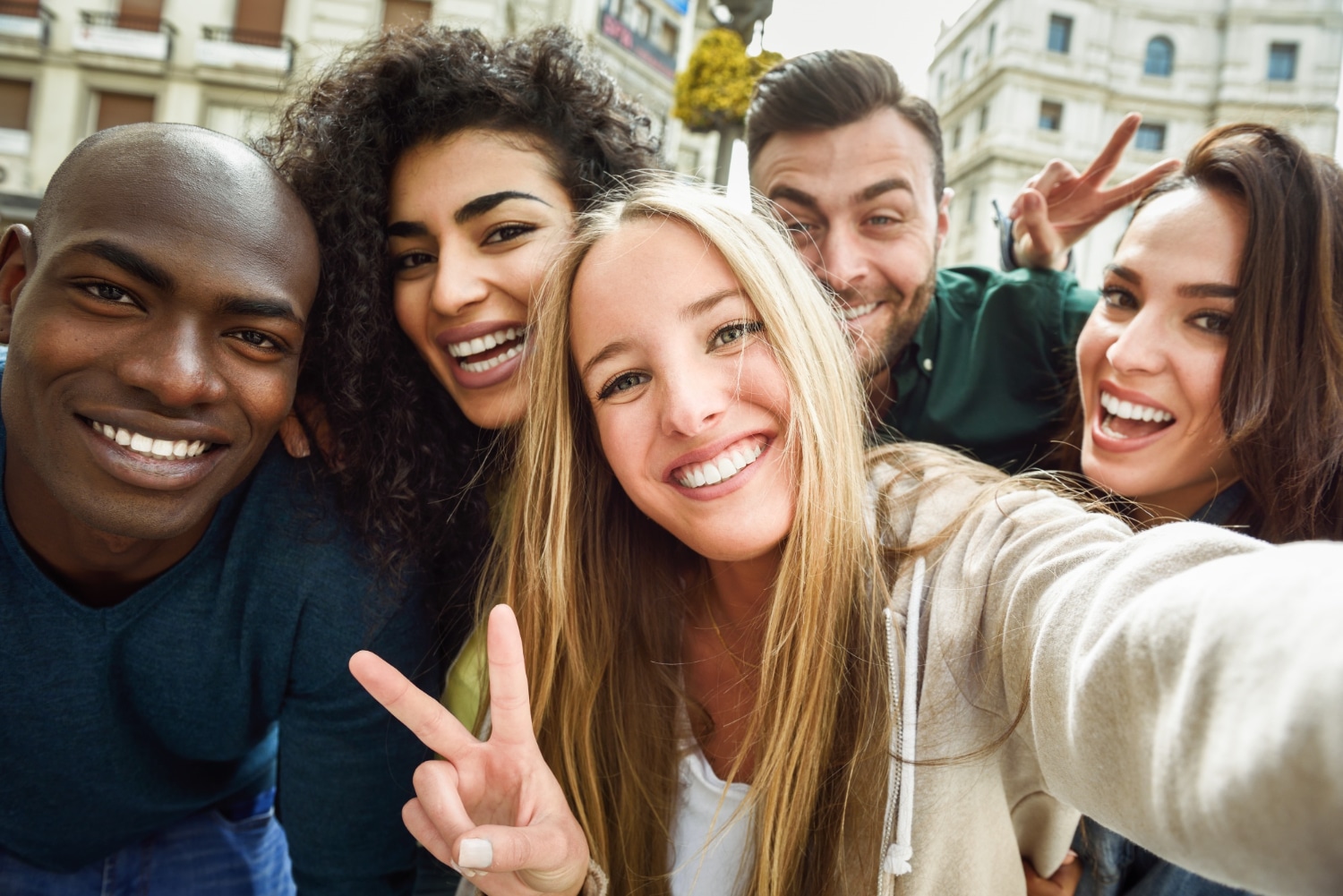 Groupe d'étudiants souriants durant leur séjour linguistique