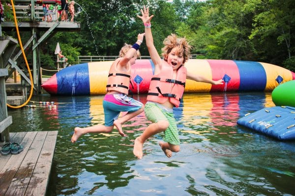 enfants sautant dans l'eau durant leur séjour linguistique aux Etats-Unis