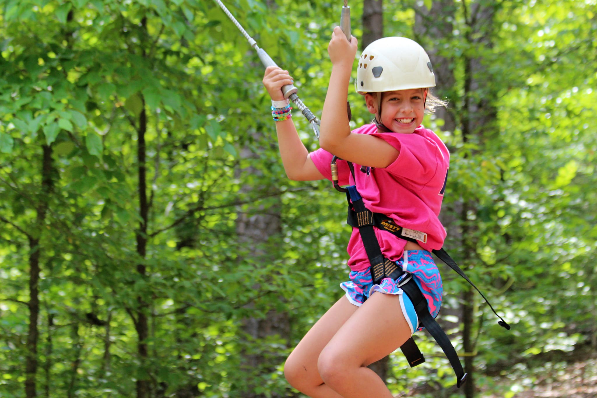 enfant sur une tyrolienne durant son summer camp aux USA