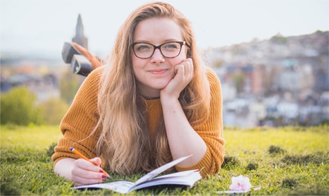 Adolescente apprenant une langue étrangère en séjour linguistique