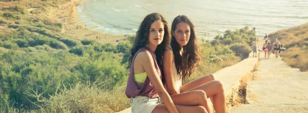 Deux jeunes filles en bordure de plage, lors du séjour linguistique à Malte.