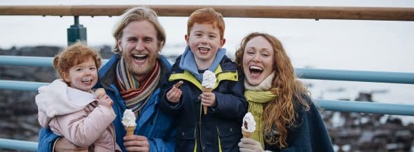 Famille irlandaise avec petit garçon et sa petite sœur