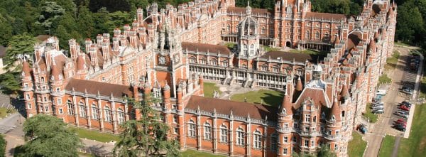 Vue aérienne du collège Royal Holloway en Angleterre
