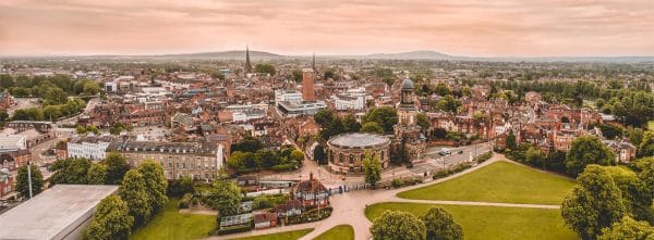 Vue aérienne de la ville de Shrewsbury, en Angleterre, au crépuscule
