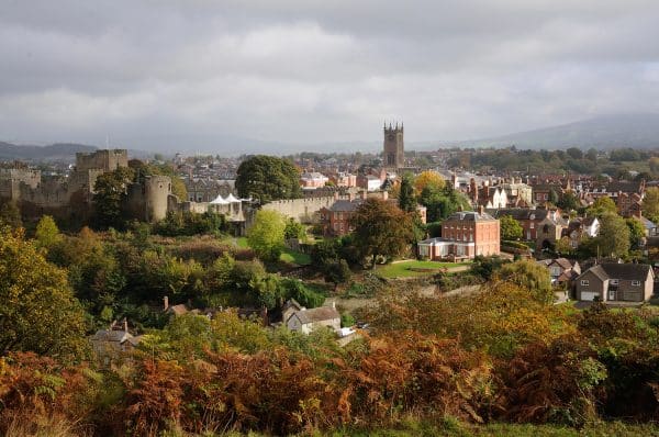 Vue panoramique sur Ludlow, petite ville commerçante du Shropshire en Angleterre, située à proximité de la frontière du Pays de Galles.