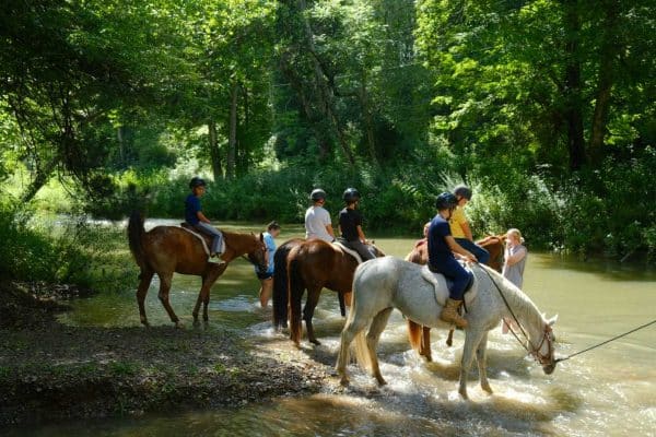 Randonnée équestre durant un séjour en summer camp usa au West Virginia's summer camp