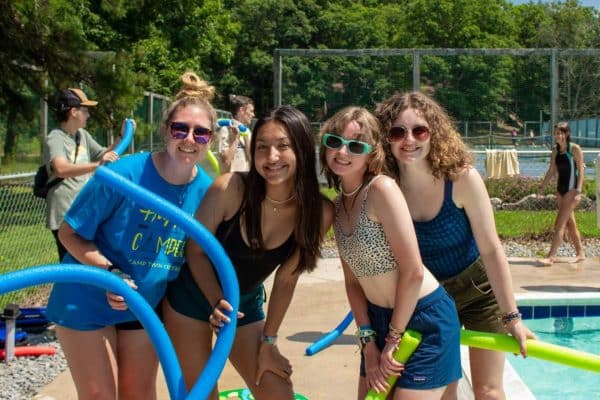 Groupe de jeunes filles au West Virginia summer camp aux USA