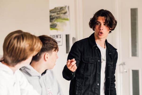 Adolescents en cours de langue à Charterhouse, collège anglais prestigieux